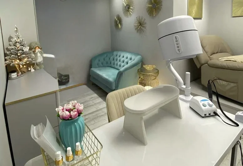 Миниатюра 2 услуги Студия ногтевого сервиса (Маникюр, Педикюр, Брови) метро «Академия Наук»