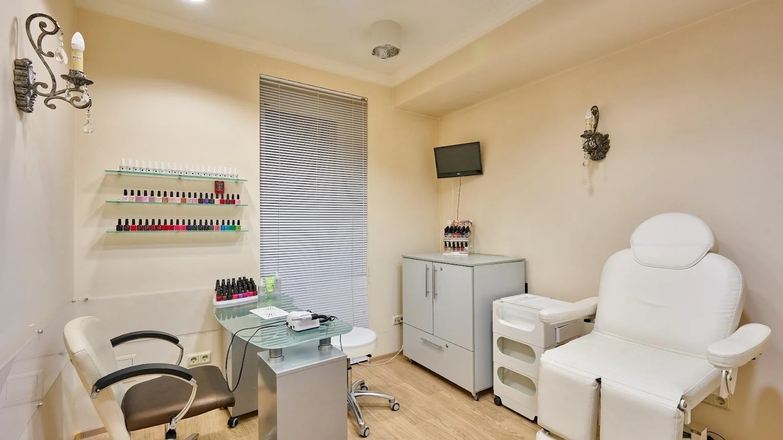 Студия маникюра и педикюра в районе Уручья